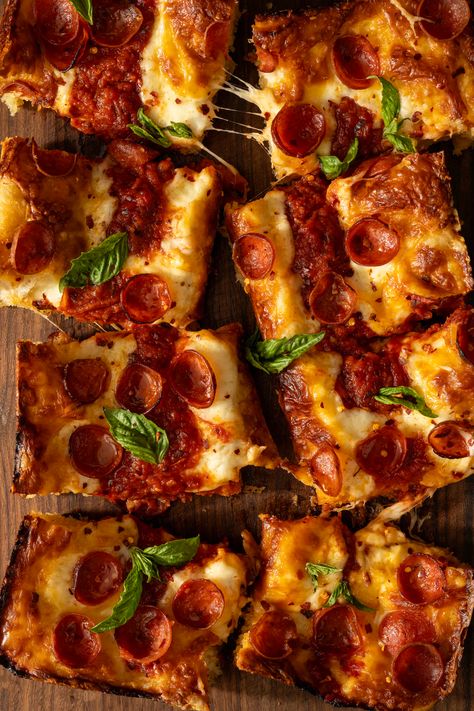 Detroit-Style Pizza Detroit Style Pizza Recipe, Pepperoni Pizza Recipe, Freeze Pizza Dough, Detroit Pizza, Fancy Pizza, Pasta Alla Vodka, Homemade Pepperoni Pizza, Pizza Lasagna, Pizza Recipes Pepperoni