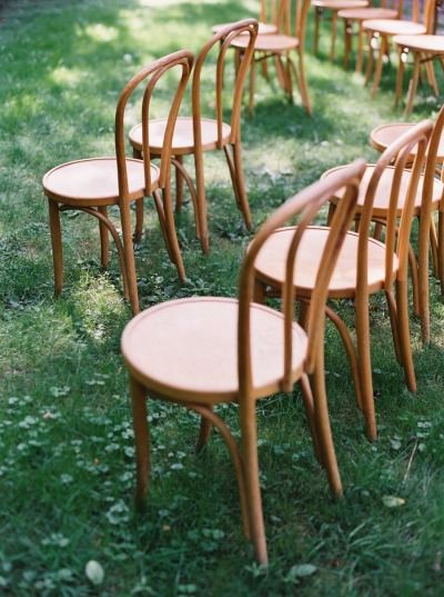 Gallery & Inspiration | Picture - 2716362 Brown Bentwood Chairs Wedding, Brown Wedding Chairs, Wood Wedding Chairs, Purple Fall Wedding, Mustard Wedding, Chairs Wedding, Backyard Wedding Ceremony, Ceremony Aisle, Thonet Chair