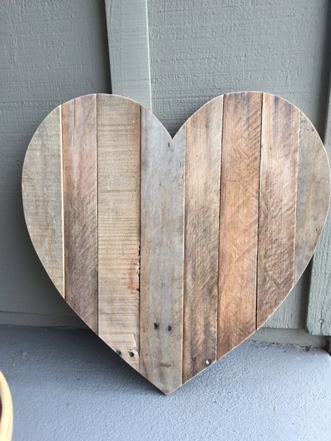 Rustic Heart-Shaped Pallet Sign by BurlapAndPallets on Etsy Pallet Heart, Wooden Pallet Signs, Driftwood Ideas, Arte Doodle, Barn Wood Projects, Wood Craft Projects, Reclaimed Pallets, Pallet Boards, Wood Pallet Signs