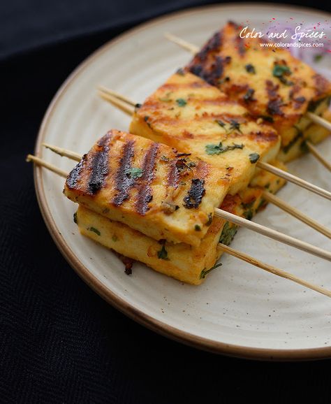 Color and Spices: Pan grilled paneer... Veg Starters For Dinner Party, Tiffin Snacks, Restaurant Starters, Veg Starters, Veg Starter Recipes, Paneer Snacks, Veg Appetizers, Grilled Paneer, Paneer Dishes