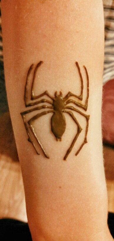 Spiderman henna Super Easy Henna Designs For Beginners, Funky Henna Designs, Hena Desain Easy, Marvel Henna Designs, Spider Man Mehendi, Halloween Henna Tattoos, Man Henna Designs, Henna Designs Halloween, Spiderman Henna Design