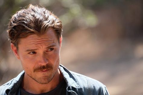 Clayne Crawford in Lethal Weapon (2016) Clayne Crawford, Famous Men, Boy Hairstyles, Dream Guy, Male Beauty, Serie Tv, Favorite Tv Shows, Actors & Actresses, Eye Candy