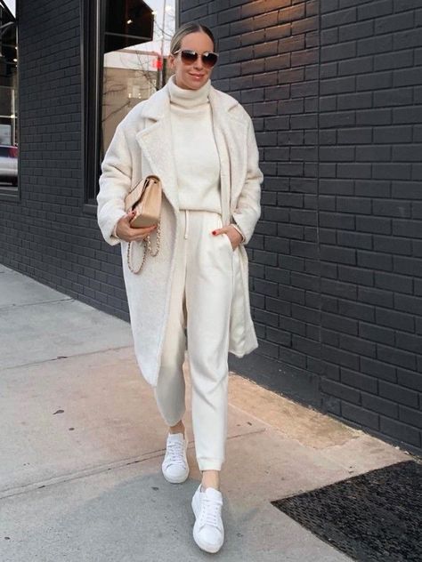 White Joggers Outfit, Loungewear Outfits Winter, Chic Loungewear Outfits, Lounge Set Outfit, Matching Loungewear Set, Chic Loungewear, Winter Fashion Trends, Sweats Outfit, Outfits To Copy