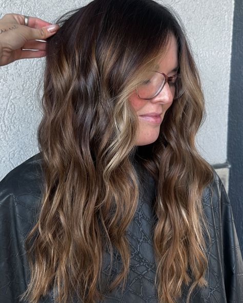 This is the most perfect fall transformation!! Obviously using @dangerjonesbalayage Lowlights 7-8 + 6-01 Roots 5-8 + 4-0 Overall toner 8-32 + 8-7 #dangerjonesbalayage #tonedbydangerjones #loveisinthehair #fallhairinspiration #fallhaircolor #fallhairtransformation #deepdimensionalbrown #dimensionalbrunette #brunettebalayage #brownhairinspo #notjustbrownhair #utahhairstylist #yourutahhairstylist #utahbrunette #utahcurls Root Stretch Brunette, Dimensional Brunette, Brown Hair Inspo, Fall Hair Color, Balayage Brunette, Hair Transformation, Fall Hair, Toner, Hair Stylist