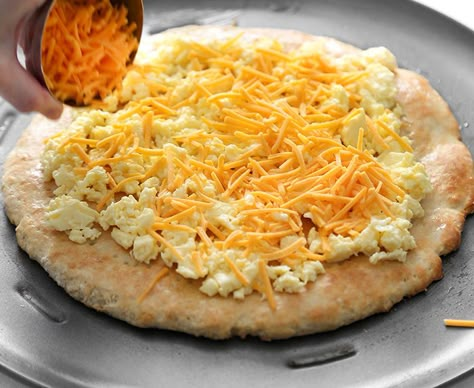 Biscuit Crust Pizza, Cheese Scrambled Eggs, Biscuit Crust, Bacon Crisps, Biscuit Pizza, Breakfast Pizza Recipe, Diy Breakfast, Eggs And Bacon, Canned Biscuits