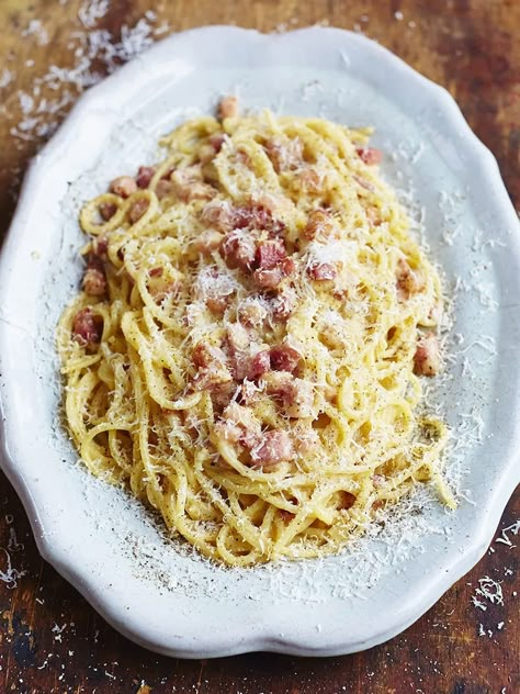 Creamy Carbonara Recipe, Carbonara Recept, Pasta A La Carbonara, Creamy Carbonara, Spaghetti Carbonara Recipe, Pasta Carbonara Recipe, Resep Pasta, Carbonara Recipe, Jamie Oliver Recipes