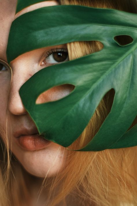 Plant Wall Photoshoot, Monstera Leaf Photography, Portraits With Plants, Plant Portrait Photography, Model Concepts Photography, Photography With Plants, Plant Photoshoot Ideas, Monstera Photography, Woman Nature Photoshoot