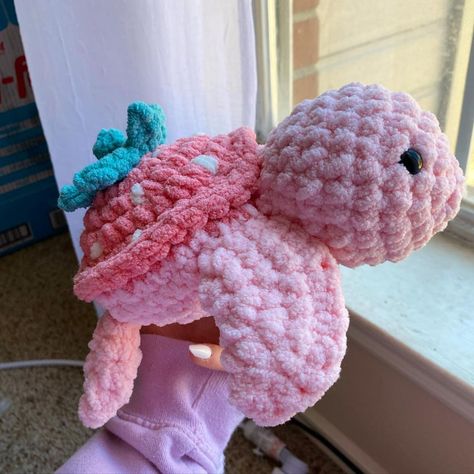 Rose And Lily Crochet, Crochet Turtle Pattern Free, Strawberry Turtle, Crochet Projects To Sell, Crochet Turtle Pattern, Crochet Giraffe Pattern, Handmade Blankets, Easy Crochet Animals, Crochet Strawberry