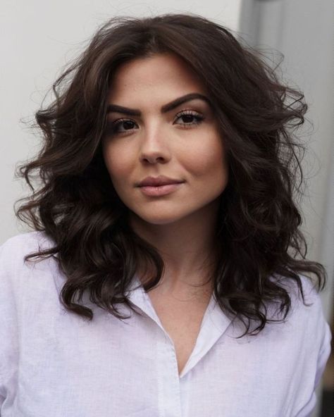 Slimming Wavy Hairstyle for a Square Chin Thick Bob Haircut, Haircuts For Thick Wavy Hair, Haircuts For Square Faces, White Blonde Highlights, Roller Curls, Haircut For Square Face, Large Curls, Wavy Hairstyle, Choppy Bob Haircuts