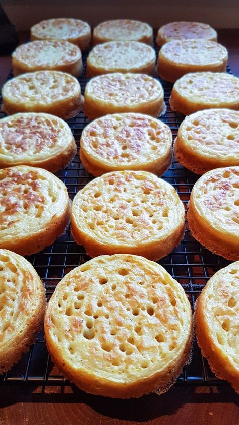 Home-made Crumpets - Mrs Portly's KitchenMrs Portly's Kitchen Paul Hollywood Bread Recipes, English Crumpets, Homemade Crumpets, English Bread, Crumpet Recipe, British Cooking, Meatless Main Dishes, Appetizers Easy Finger Food, Wifey Material