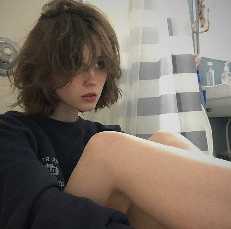 Short Brown Hair Aesthetic, Short Fluffy Hair Girl, Willow Coppock, Short Hair Girl Aesthetic, Girl With Short Brown Hair, Ig Edit, Dip Dye Hair, Short Brown Hair, Hair Stylies