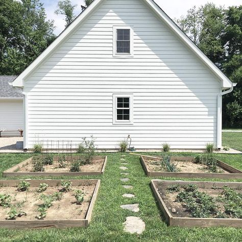 Angie Wendricks, Working In The Garden, Country Living Magazine, Garden Makeover, Empty Nest, Exterior Decor, Country Road, Country Farmhouse, Outdoor Rooms