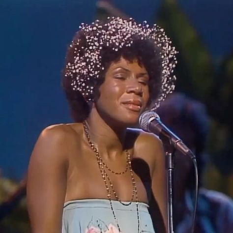 Sleeping On Gems 💎 on Instagram: "timeless 70s live performances 🌟  1. minnie riperton performing ‘lovin you’ on the midnight special (1975) 2. stevie wonder performing a medley of ‘close to you’/ ‘never can say goodbye’ using the talkbox on the david frost show (1972) 3. marvin gaye live in chicago - 1972 - performing ‘what’s going on’ 4. roberta flack performing ‘killing me softly with his song’ - 1973 5. harold melvin & the blue notes live on soul train performing ‘i miss you’ (1972) 6. aretha franklin performing ‘something he can feel’ on the tonight show starring johnny carson (1976) 7. curtis mayfield performing ‘the makings of you’ - 1970  via @reiiikou   @thisjointiswavy" Minnie Riperton Aesthetic, 70s Soul Train Fashion Women, Aretha Franklin Aesthetic, Soul Music Aesthetic, 80s Black Women, Black Women 70s, 70s Black Women, Minnie Riperton, Louisiana Creole