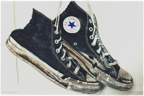 Worn Out Converse, Mysterious Skin, Look Adidas, Mens Outfit Inspiration, Shoe Art, Percy Jackson And The Olympians, Grunge Aesthetic, Kurt Cobain, Converse All Star