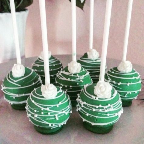 Chic Green and White Cake Pops by La Petite Cake Pops by Zajia Emerald Green And Gold Cake Pops, Green Cake Pops Ideas, Emerald Green Cake Pops, Green And White Cake Pops, Green And White Cake, Green Treats, Graduation Cake Pops, Gold And White Cake, Graduation Cake Designs