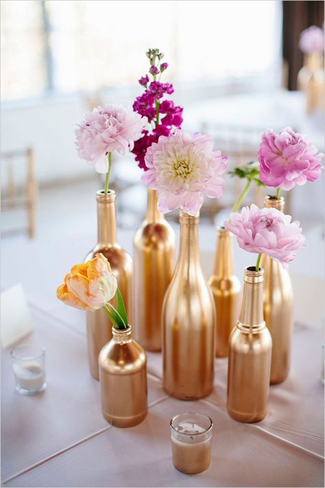 Bottle Vase Centerpiece, Creative Bridal Shower Ideas, Centerpieces Vases, Vases Centerpieces, Vases Wedding, Gold Bottle, Bridal Shower Decorations Diy, Rustic Wedding Decorations, Gold Centerpieces