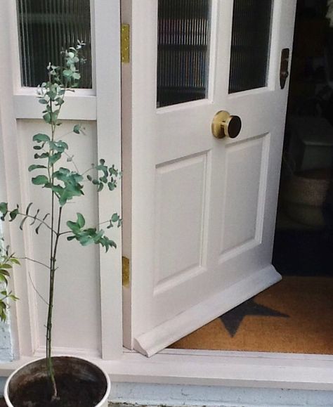 Olivita & Tish on Instagram: “Painted my new front door last year Pink ground by Farrow & Ball inserted fluted glass and added satin brass door furniture. I had some…” Reeded Glass Front Door, Fluted Glass Front Door, Front Door Glass Insert, Door Glass Inserts, Entrance Ways, Painted Front Doors, Glass Front Door, Flute Glass, Side Window