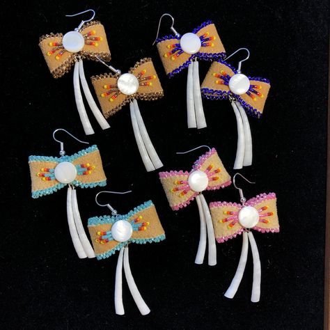 Beaded Hair Bows Native American, Beaded Quill Earrings, Dentilium Earrings, Indigenous Crafts, Beadwork Ideas, Native American Beadwork Patterns, Native Beading, Beautiful Beaded Earring, Making Bracelets With Beads