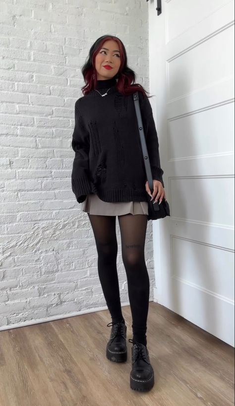 Salem Outfits Fall, Salem Outfits, Boston Fits, Boston Ideas, Canada Outfits, Mini Skirt Tights, Ireland Outfits, September Vibes, Black Tights Outfit