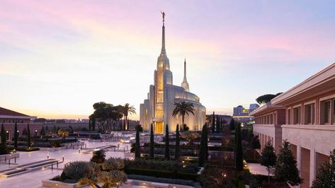 The Rome Italy Temple opened Monday as the first Mormon temple in Italy miles away from the Vatican in the Eternal City. Celestial Room, Lds Temple Pictures, Lds Temple Wedding, Temple Lds, Greece Trip, Mormon Temples, Temple Pictures, Joseph Smith, Tegucigalpa