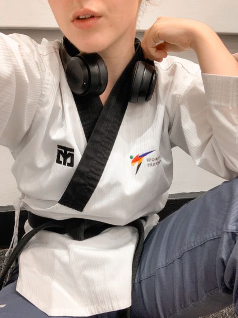 Poomsae Taekwondo Aesthetic, Taekwondo Aesthetic, Taekwondo Girl, Ideas Para Fotos, Korea Wallpaper, Sporty Aesthetic, Faded Hair, Martial Arts Workout, Aesthetic Photography Grunge