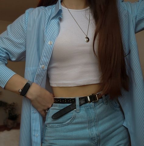 Blue and white striped shirt, white crop top, light blue jeans, silver jewelry, outfit to recreate, ootd, photo idea, Instagram photo, basic outfit, Silver Jewelry Outfit, Outfit To Recreate, Blue Crop Top Outfit, Blue And White Outfit, White Tops Outfit, Blue And White Outfits, Light Blue Crop Top, Blue And White Striped Shirt, White Outfit