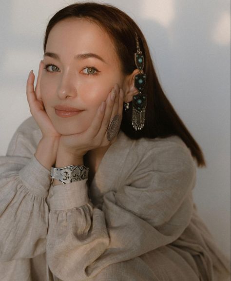 Kazakh Culture, Diverse Beauty, Ethnic Wedding, Tumblr Outfits, Mesopotamia, People Of The World, Traditional Jewelry, Art References, Ethnic Jewelry