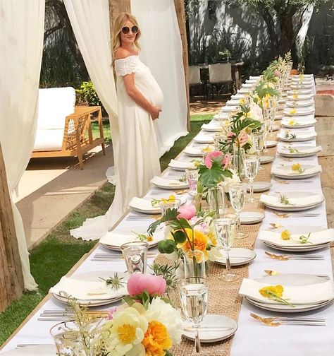 Take a glimpse into how some of our favorite moms-to-be are celebrating the upcoming arrivals of their little ones. Celebrity Baby Shower, Rosie Huntington Whitely, Baby Shower Elegante, Celebrity Baby Showers, Vestidos Para Baby Shower, Celebrity Baby, Garden Baby Showers, Chic Baby Shower, Shower Outfits