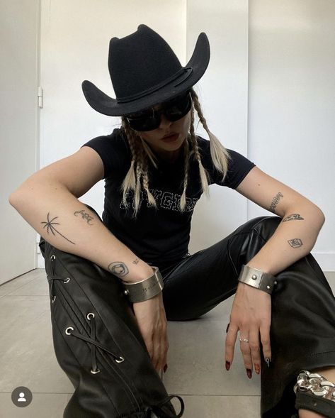 Goth Cowboy, Crop Tops Y2k, Trend Jeans, Western Grunge, Dark Desert, Geometric Clothing, Modern Cowboy, Streetwear T Shirts, Cowboy Chic