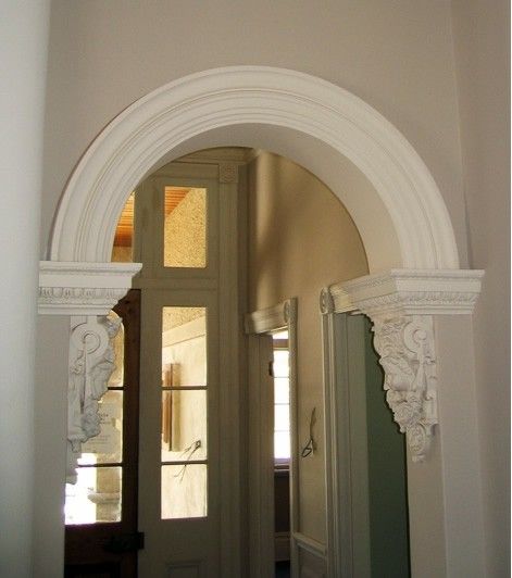 Circle Doorway, Corbels Ideas Doorway, Arched Doorways Interior, Interior Design New Classic, Hallway Arch, Archway Molding, Wall Trims, Round Doorway, Interior Millwork