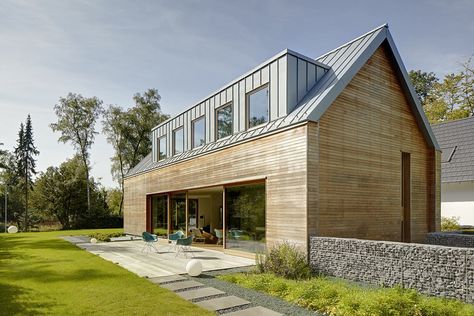 Modern single-family house on the outskirts of Ratingen in Germany, designed in 2012 by Klaus Bürger Architektur. Modern Dormer Window, Dormer Bungalow Extension, Dormer Extension, Dormer House, Bungalow Conversion, Dormer Bungalow, Dormer Roof, Bungalow Extensions, Clubhouse Design