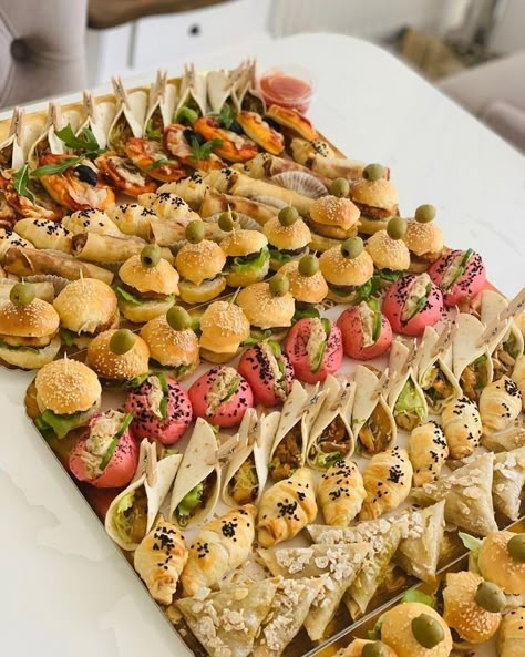 Amazing Food Platters, Catering Food Displays, Tropical Food, Food Receipt, Party Food Buffet, Catering Ideas Food, Party Food Platters, Easy Food Art, Party Food And Drinks