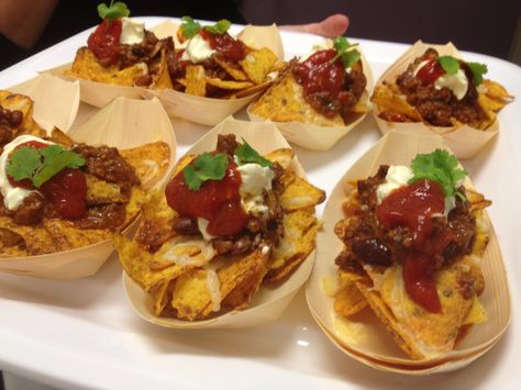 Mexican Canape - Mini Beef Nacho Bowl Nacho Appetizer, Mexican Nachos, Mexican Buffet, Canapes Recipes, Nachos Beef, Bowl Food, Individual Servings, Buffet Food, Wedding Dreams