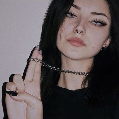 Image Swag, Edgy Makeup, Grunge Girl, Girls Makeup, Pretty Makeup, Grunge Aesthetic, Girl Face, Bad Girl, Makeup Inspo