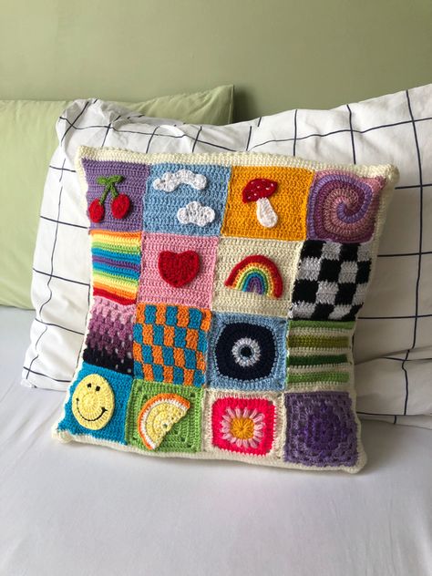 Mode Crochet, Crochet Square Patterns, Crochet Pillow, Fun Crochet Projects, Square Patterns, Diy Crochet Projects, Crochet Square, Crochet Granny, Cute Crafts