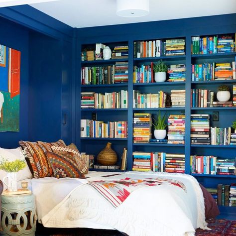 How to Maximize Space in a Studio Apartment Murphy Bed Library, Bed Library, Basement Paint Colors, Basement Painting, Multifunctional Space, Guest Bedroom Decor, Minimalist Apartment, Budget Planer, Tiny Bedroom