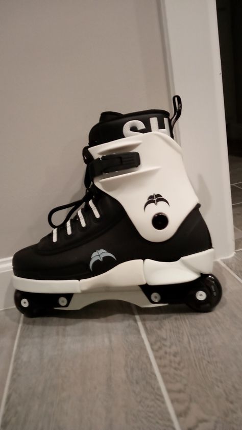 Aggressive inline skates Inline Skating Aesthetic, Cute Inline Skates, Cool Roller Skate Designs, Futuristic Roller Skates, Grunge Roller Skates, Cyberpunk Roller Skates, Aggressive Skating, Blade Shoes, Inline Speed Skates