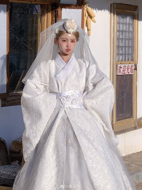 Japanese Bridal Dress, Korean Bridal Dress, Korean Wedding Dress Traditional, White Hanbok, Hanfu Wedding Dress, Hanbok Design, Hanbok Wedding Dress, Hanbok Wedding, Fluffy Wedding Dress