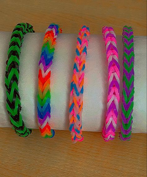 Rainbow Loom Colour Combos, Rainbow Loom Color Combos, Rubber Band Bracelet Ideas Colors, Loom Bracelets Color Combos, Rainbow Loom Bracelets Color Ideas, Rainbow Loom Color Combinations, Rainbow Loom Bracelets Ideas, Loom Bracelets Ideas, Bracket Ideas