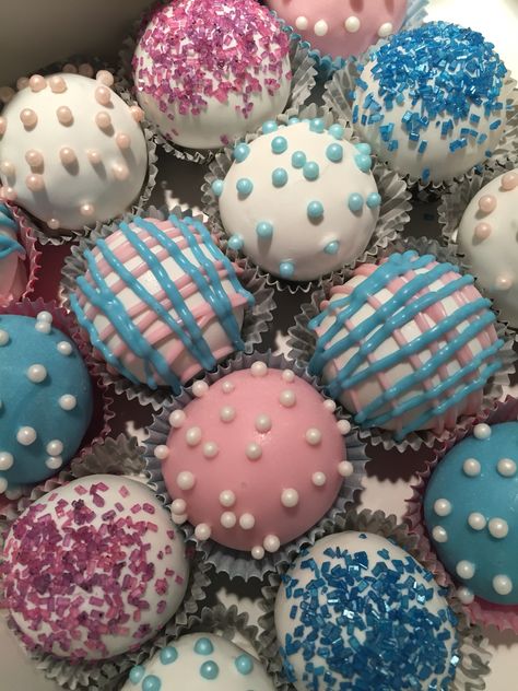 Gender Reveal Cake Balls, Hot Cocoa Balls, Cocoa Balls, Gender Reveal Ideas, Baby Shower Cake Pops, Gender Party, Gender Reveal Cake, Hot Coco, Chocolate Bomb