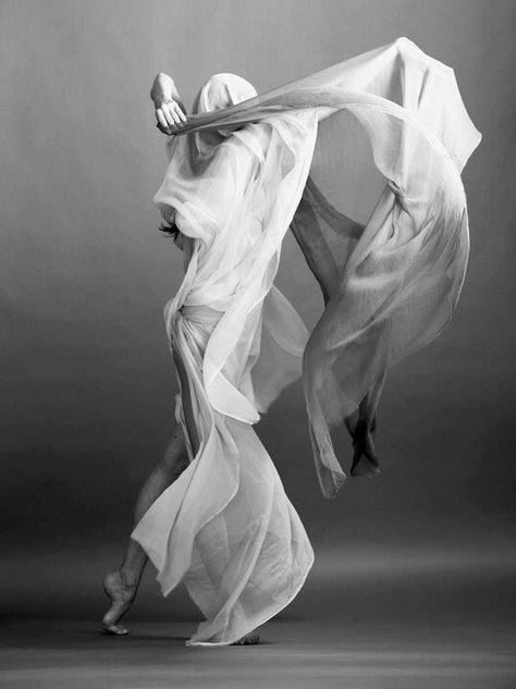 The fluidity of her body and the scarves... Zen Mode, Movement Photography, Passion Photography, Body Art Photography, Fabric Photography, Woman In White, Flowing Dress, Tattoo Women, Dance Movement