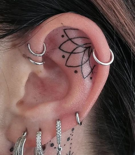 Ear Tattoos Inner, Inner Ear Tattoos For Women, In Front Of Ear Tattoo, Tattoo Oreille, Cartilage Tattoo, Inside Ear Tattoos, Ear Tattoo Design, Ear Tattoo Inner, Ear Tats