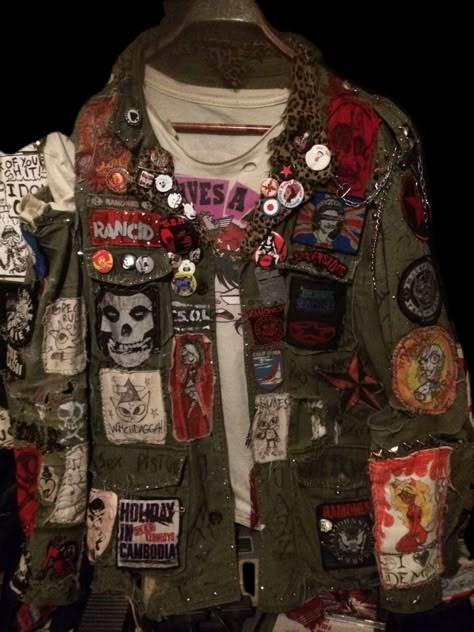 Diy Patch Jacket Ideas, Patch Jacket Ideas, Battle Vest Ideas, Battle Jacket Ideas, Crust Pants, Punk Fashion Diy, Vest Ideas, Battle Jackets, Battle Vest