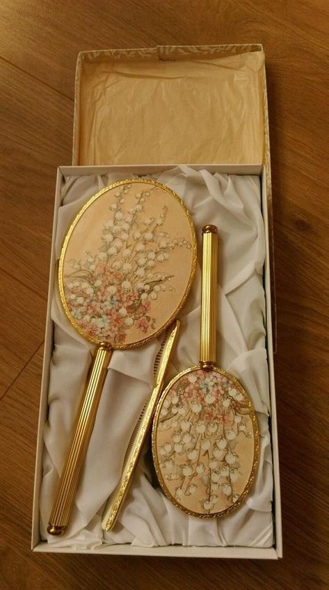 Antique Items Decor, Royalcore Decor, Dressing Table Aesthetic, Room Decor Styles, Antique Vanity Set, Vintage Dressing Table, Hand Mirrors, Antique Vanity, Vintage Dressing Tables