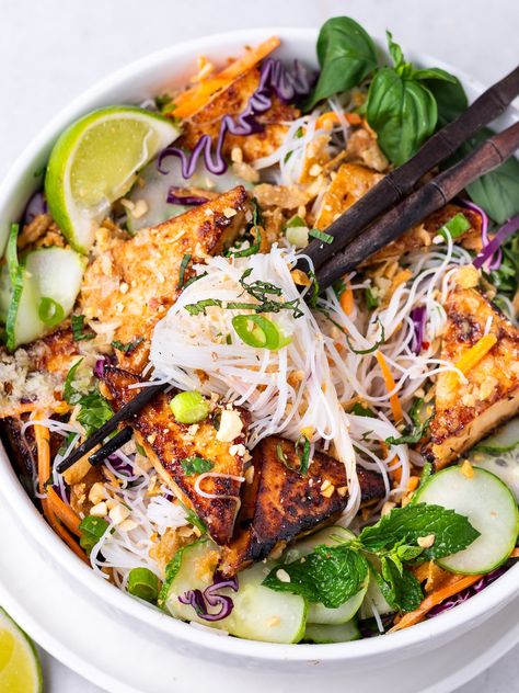 Tofu Noodle Bowl, Lemongrass Tofu, Pork Side Dishes, Rice Noodle Bowl, Tofu Rice, Tofu Bowl, Tofu Noodles, Vegetarian Recipes Dinner Healthy, Asian Noodle Recipes