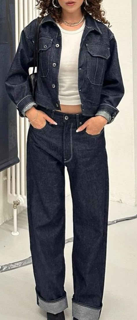 Denim Skirt And Leather Jacket, Body Flattering Outfits, Denim Top Outfit Fall, Fall Denim Outfits 2024, Dark Denim On Denim Outfit, Uni Inspo Outfit, 80s New York Fashion, Balanced Torso Outfits, Fall Fashion 2024 Trends