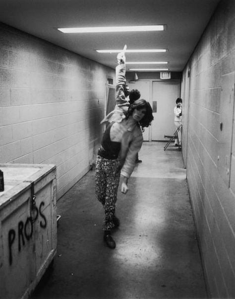 Musicians Backstage in the 1970s - the 50 Best Photos of Musicians Backstage in the 70s Backstage Music, Rolling Stones Tour, Daisy Jones And The Six, Band Photography, Famous Musicians, Concert Aesthetic, Annie Leibovitz, Daisy Jones, Rock N’roll