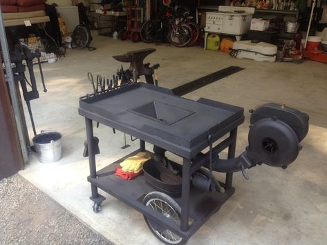 Officine In Garage, Welding Table Diy, Welding Tables, Welding Shop, Blacksmith Forge, Welding Cart, Blacksmith Tools, Blacksmith Projects, La Forge