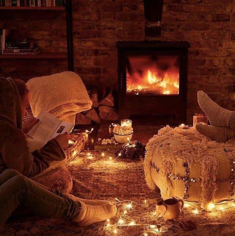 Cozy place by the fire during winter. Warm Home Aesthetic, Cozy Hygge, Warm Home Decor, Warm Home, Home Aesthetic, Playlist Covers, Christmas Bedroom, Cozy Aesthetic, Romantic Night