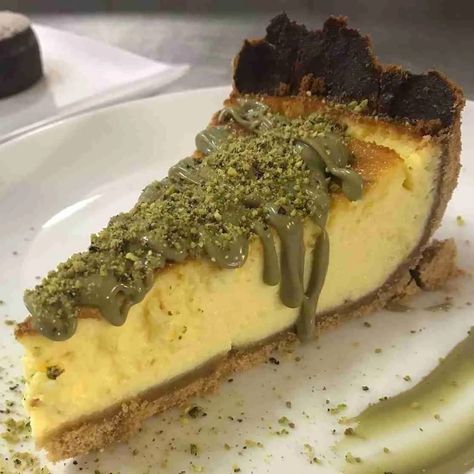 Heavenly Pistachio Mascarpone Cheesecake - Cooking Italians Ricotta Almond Cake, Pistachio Mascarpone, Mascarpone Cheesecake, Pistachio Cheesecake, Pistachio Cream, Melting White Chocolate, Delicious Cream, Digestive Biscuits, Almond Cake